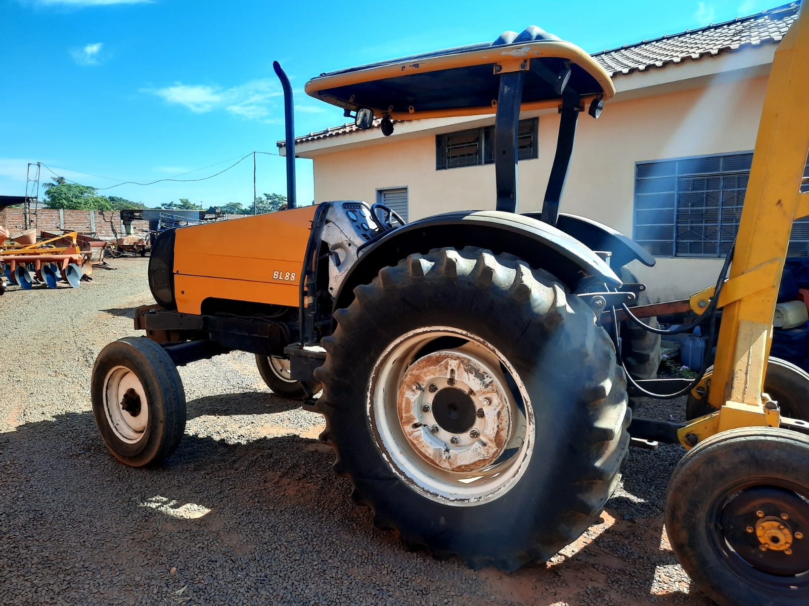 Trator Valtra Bl 88 ano 2006 - Foto 4