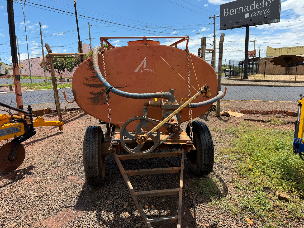 Tanque de água Agton  Com 4 pneus novos  Com 4 mil litros revisado único dono proto para trabalhar  Oportunidade de negócios  Valor 25 mil - Foto 2