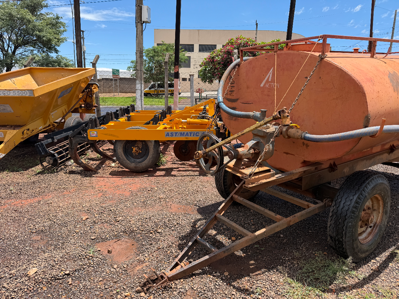 Tanque de água Agton  Com 4 pneus novos  Com 4 mil litros revisado único dono proto para trabalhar  Oportunidade de negócios  Valor 25 mil - Foto 3