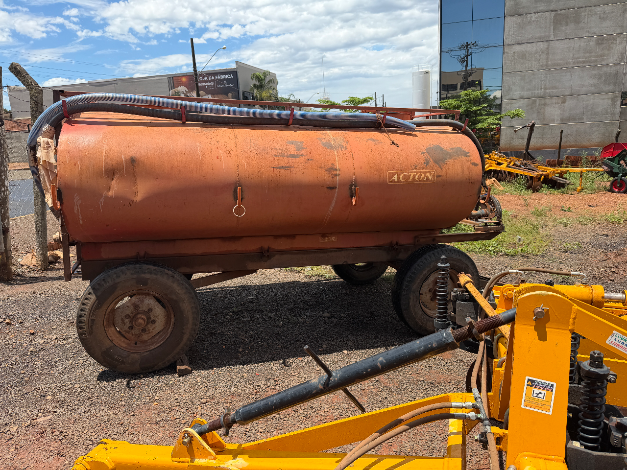 Tanque de água Agton  Com 4 pneus novos  Com 4 mil litros revisado único dono proto para trabalhar  Oportunidade de negócios  Valor 25 mil - Foto 4