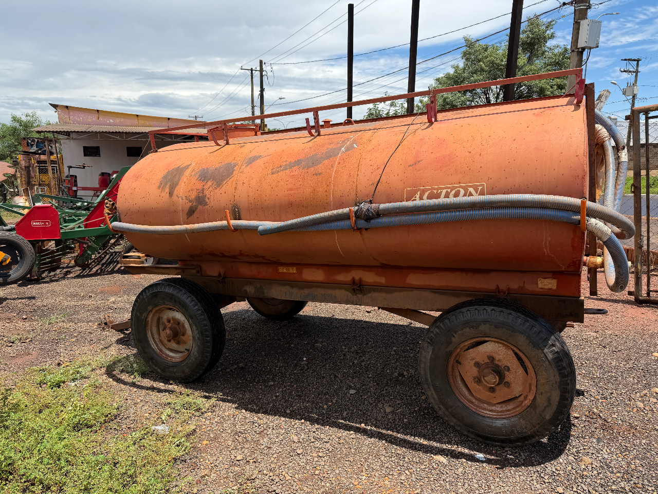 Tanque de água Agton  Com 4 pneus novos  Com 4 mil litros revisado único dono proto para trabalhar  Oportunidade de negócios  Valor 25 mil - Foto 5