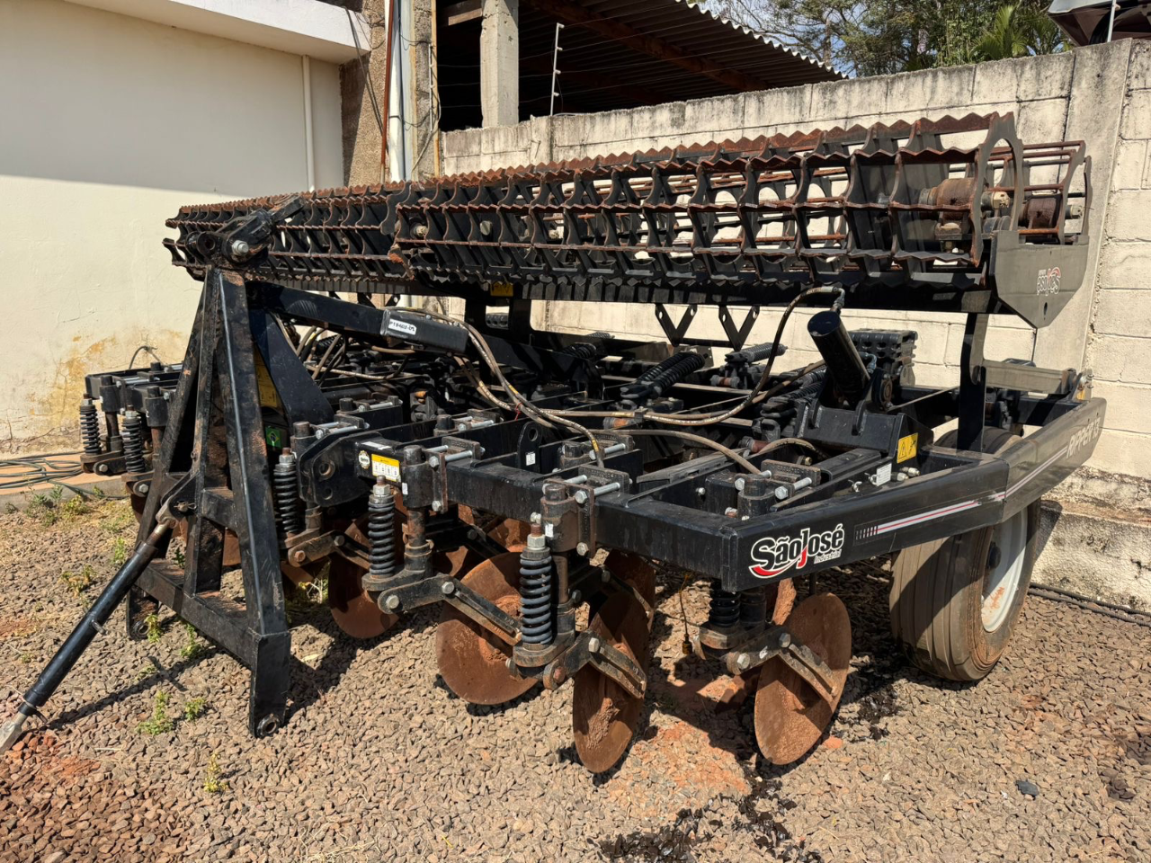 Escarificador são José ripper  Com 13 hastes máquina em estado de zero único dono com discos de corte e rolo destorrador ano 2023 valor 85 mil - Foto 2