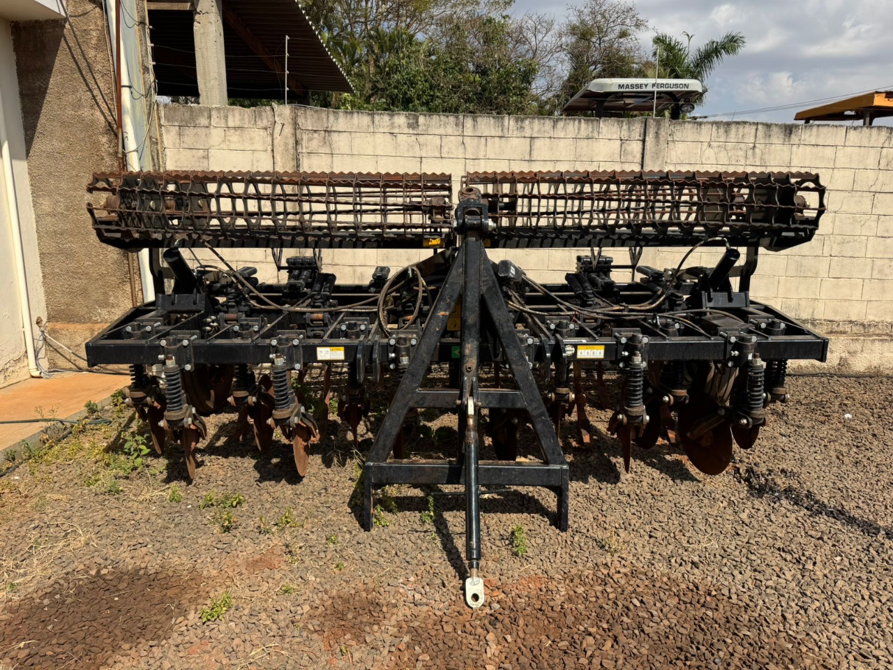 Escarificador são José ripper  Com 13 hastes máquina em estado de zero único dono com discos de corte e rolo destorrador ano 2023 valor 85 mil - Foto 4