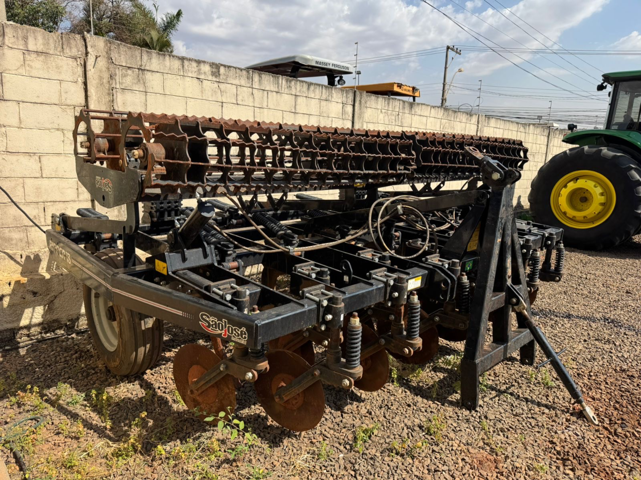 Escarificador são José ripper  Com 13 hastes máquina em estado de zero único dono com discos de corte e rolo destorrador ano 2023 valor 85 mil - Foto 5