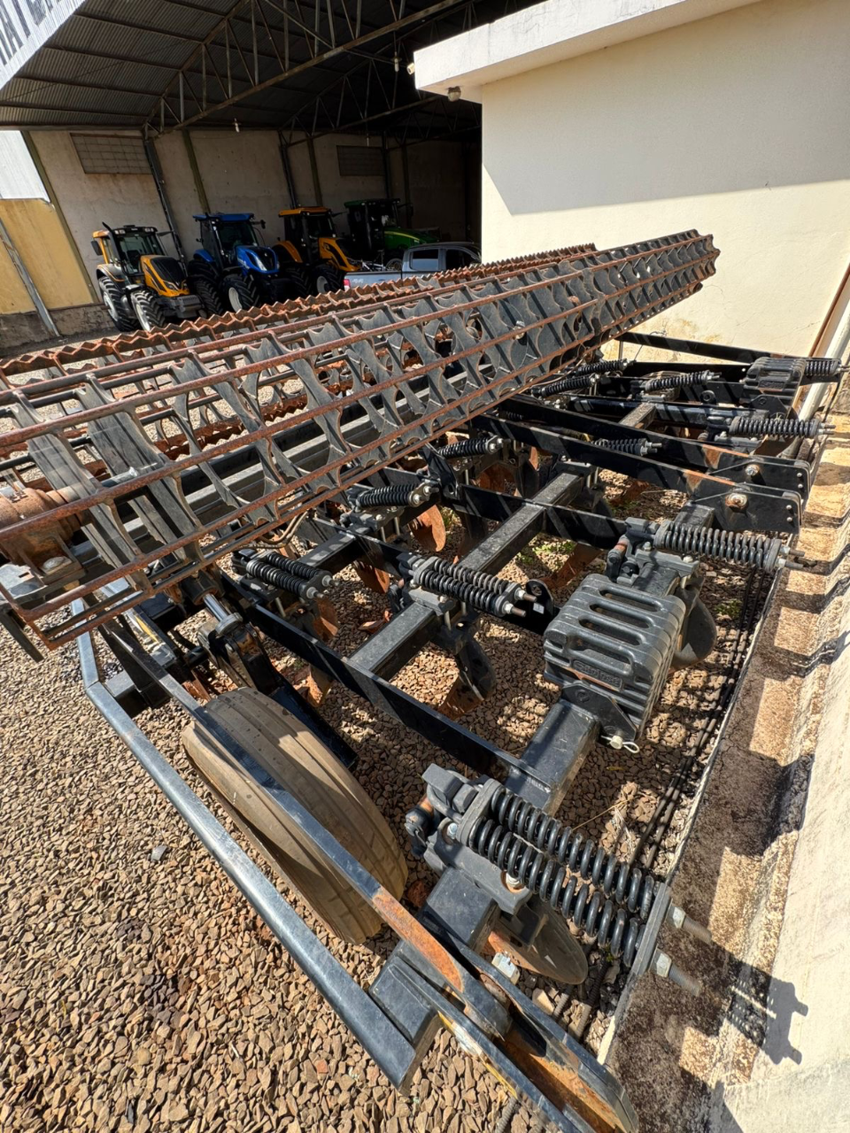 Escarificador são José ripper  Com 13 hastes máquina em estado de zero único dono com discos de corte e rolo destorrador ano 2023 valor 85 mil - Foto 7