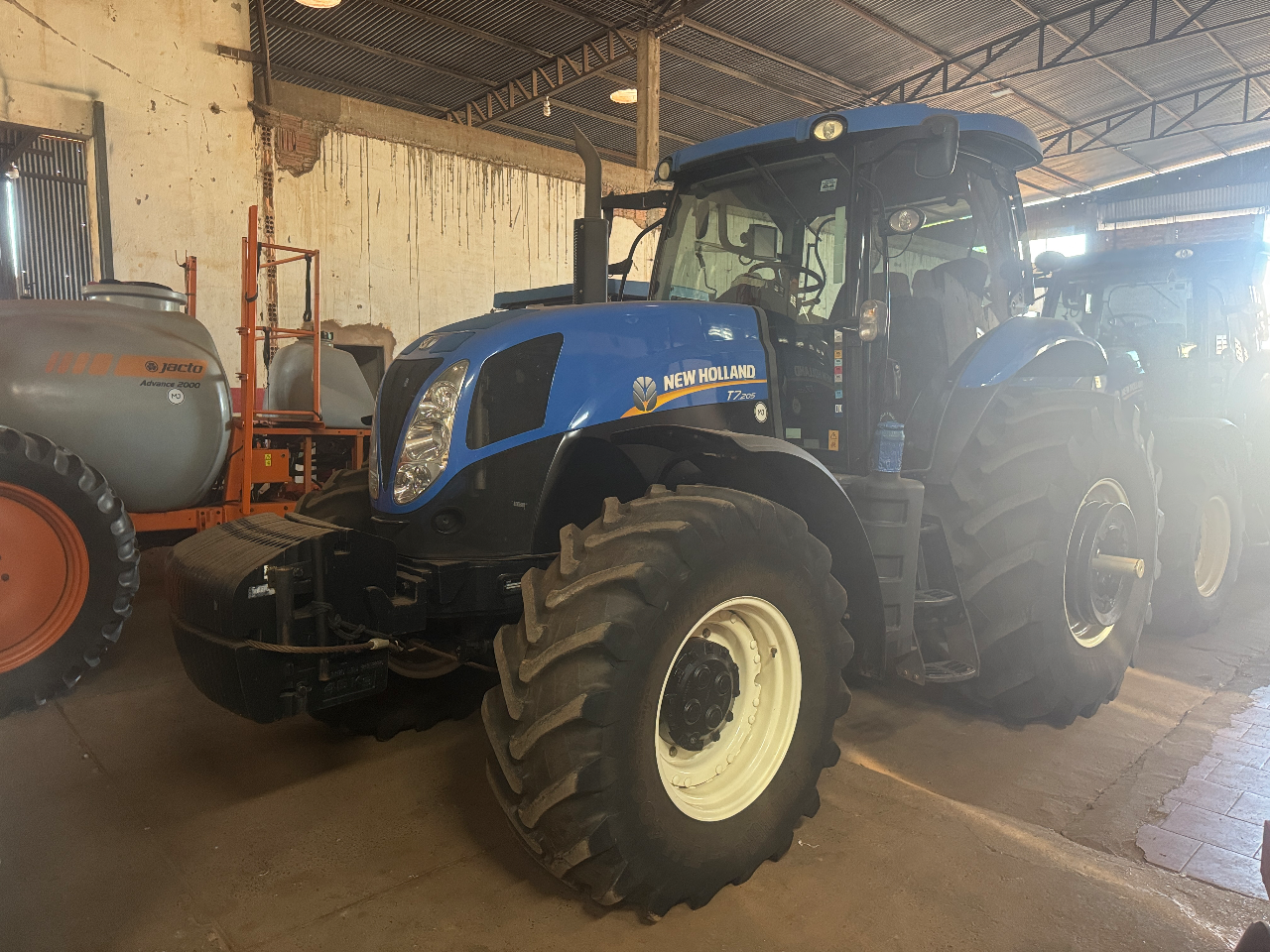 Trator New Holland T7 205 ano 2021 gabini original com munitor Com 4 pneus novos Único dono proto para trabalhar oportunidade de negócio valor 465 mil - Foto 1