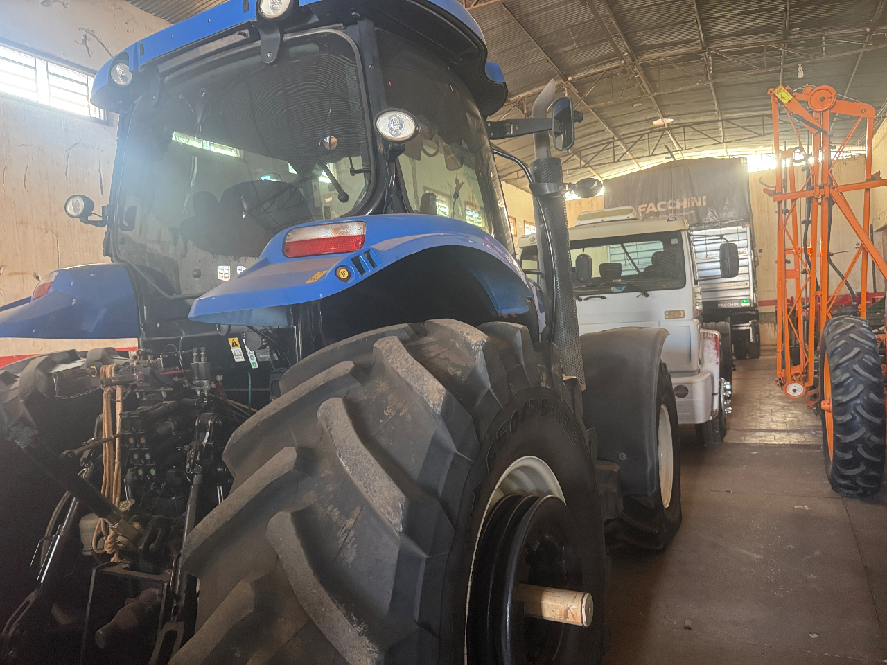 Trator New Holland T7 205 ano 2021 gabini original com munitor  Com 4 pneus novos  Único dono proto para trabalhar oportunidade de negócio valor 465 mil - Foto 2