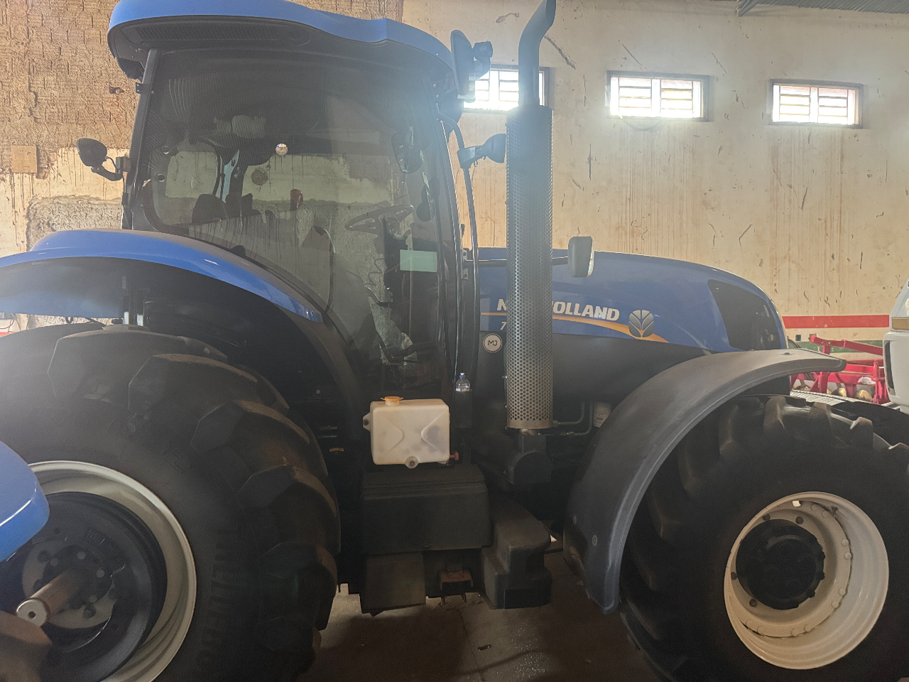 Trator New Holland T7 205 ano 2021 gabini original com munitor  Com 4 pneus novos  Único dono proto para trabalhar oportunidade de negócio valor 465 mil - Foto 3