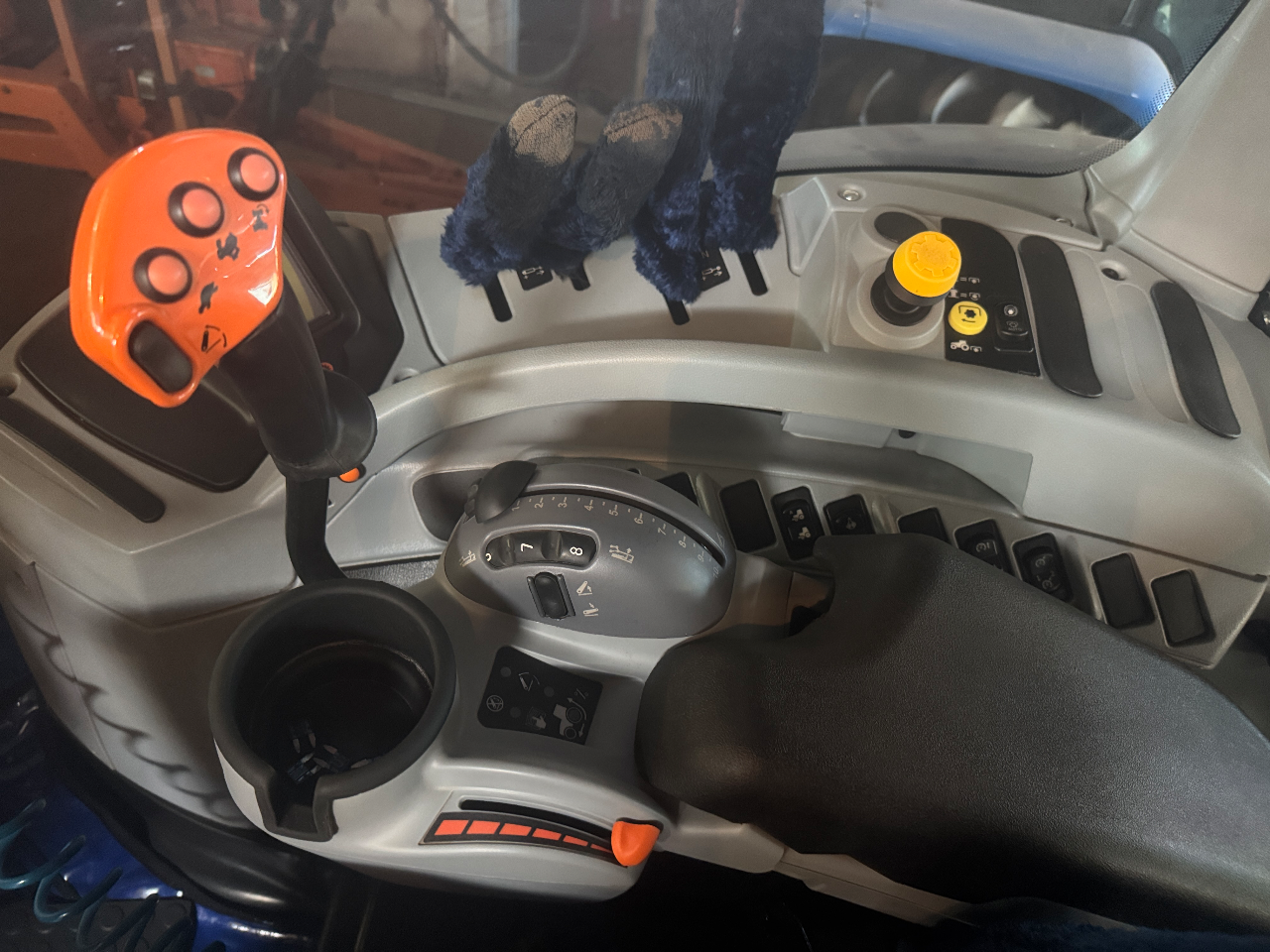 Trator New Holland T7 205 ano 2021 gabini original com munitor  Com 4 pneus novos  Único dono proto para trabalhar oportunidade de negócio valor 465 mil - Foto 5