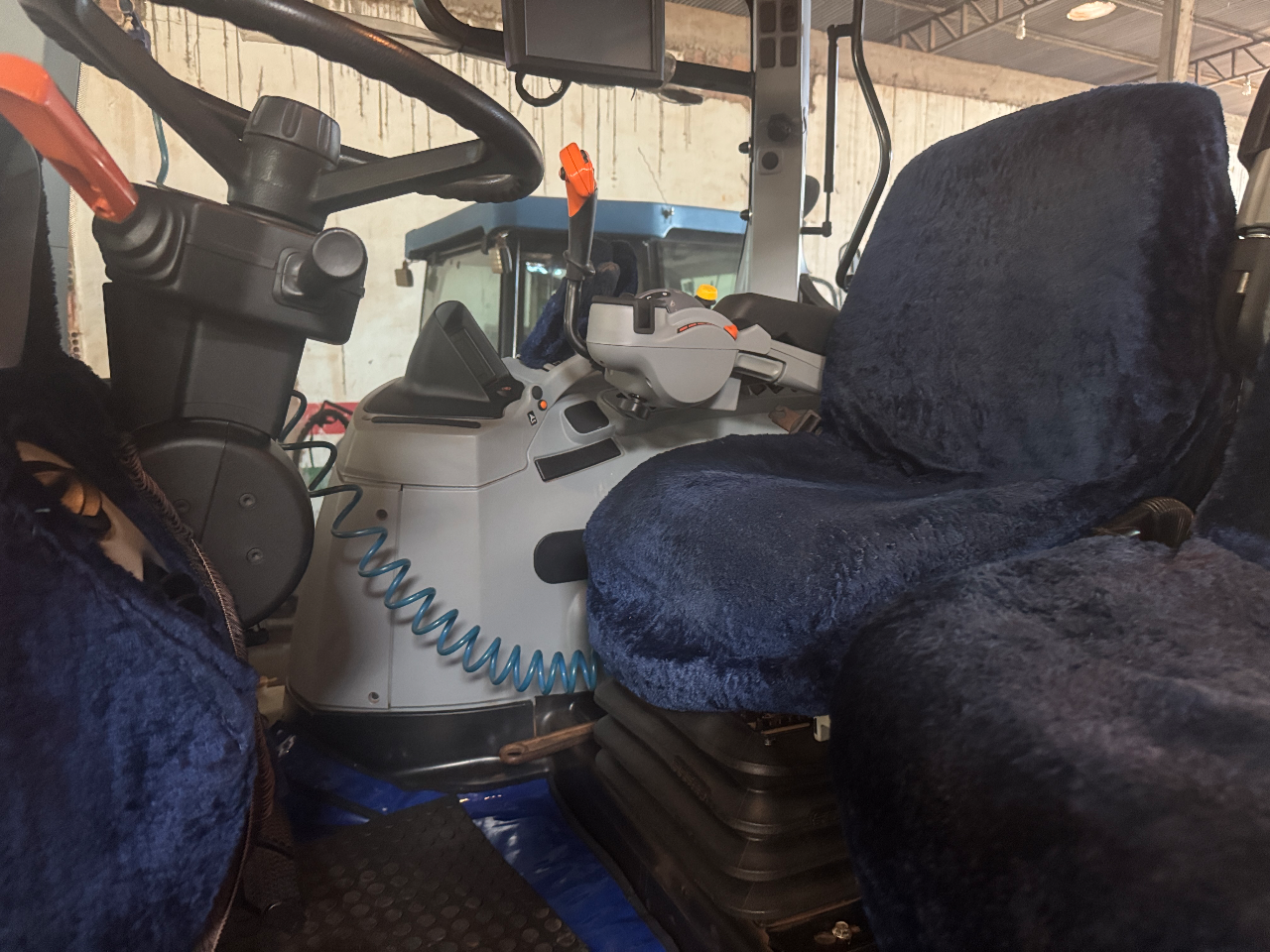 Trator New Holland T7 205 ano 2021 gabini original com munitor  Com 4 pneus novos  Único dono proto para trabalhar oportunidade de negócio valor 465 mil - Foto 6