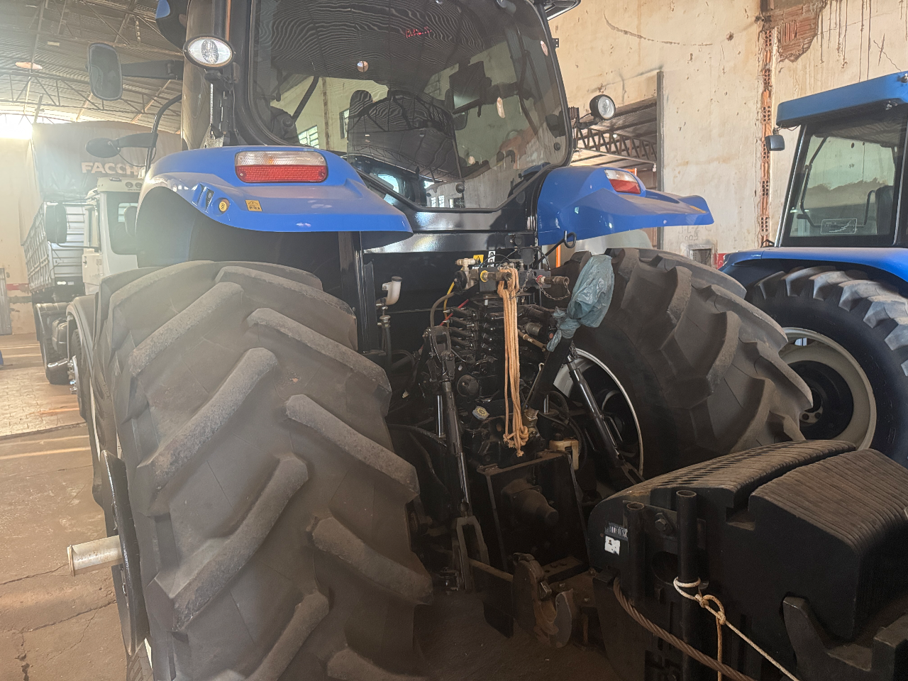 Trator New Holland T7 205 ano 2021 gabini original com munitor  Com 4 pneus novos  Único dono proto para trabalhar oportunidade de negócio valor 465 mil - Foto 7