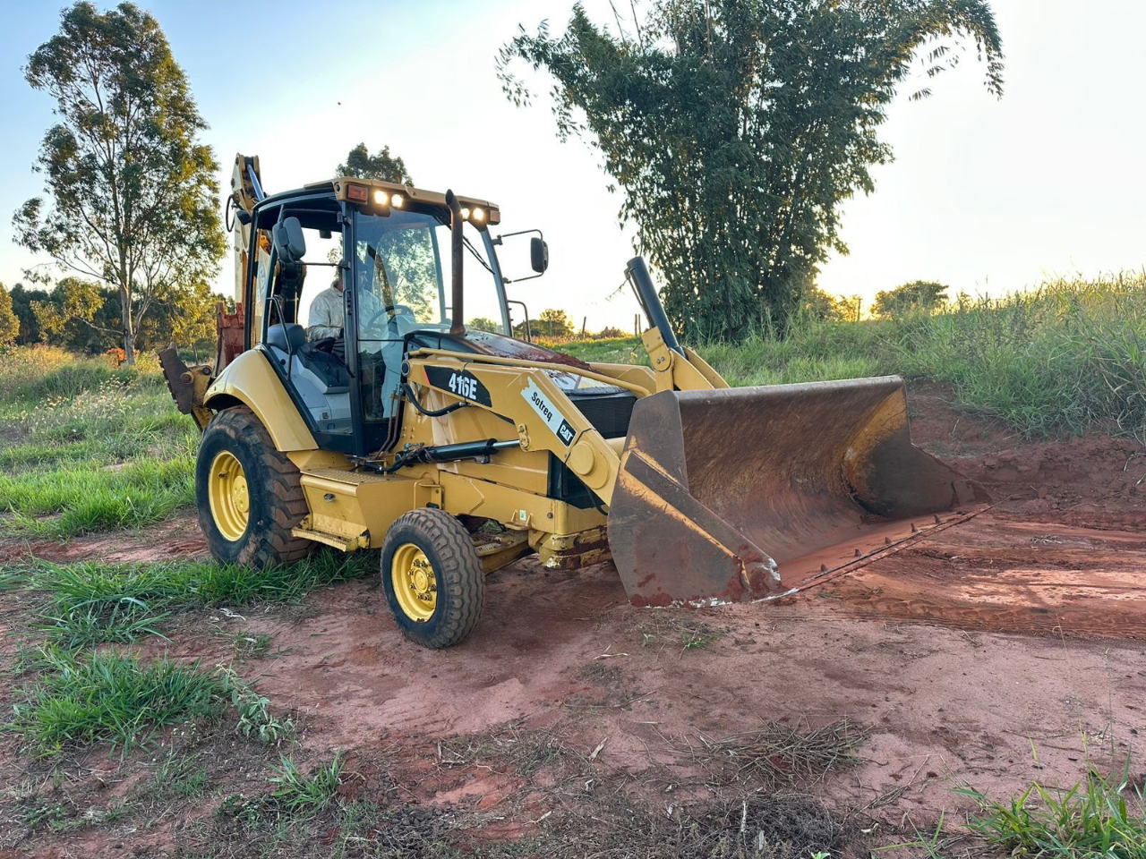 Retroescavadeira Caterpillar  Modelo 416E  Ano 2009  Equipamento original, todo revisado e 100% operacional  R$ 150.000,00 - Foto 1