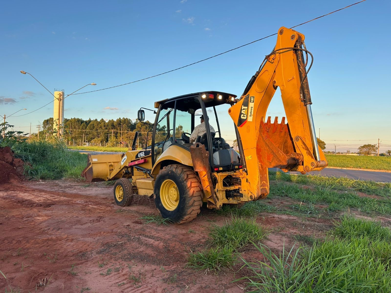 Retroescavadeira Caterpillar  Modelo 416E  Ano 2009  Equipamento original, todo revisado e 100% operacional  R$ 150.000,00 - Foto 5