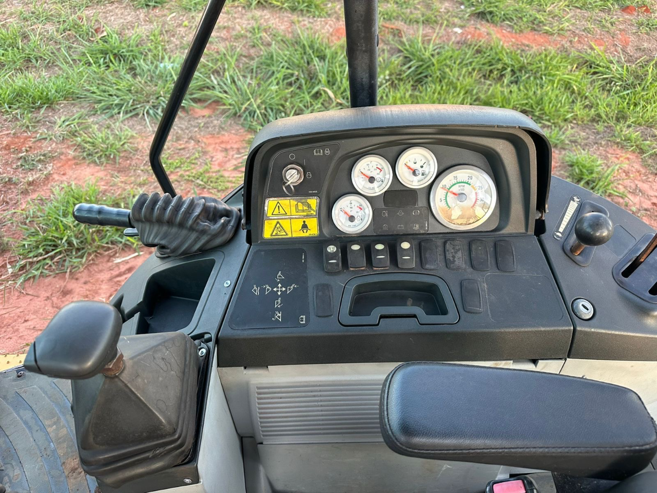 Retroescavadeira Caterpillar  Modelo 416E  Ano 2009  Equipamento original, todo revisado e 100% operacional  R$ 150.000,00 - Foto 7