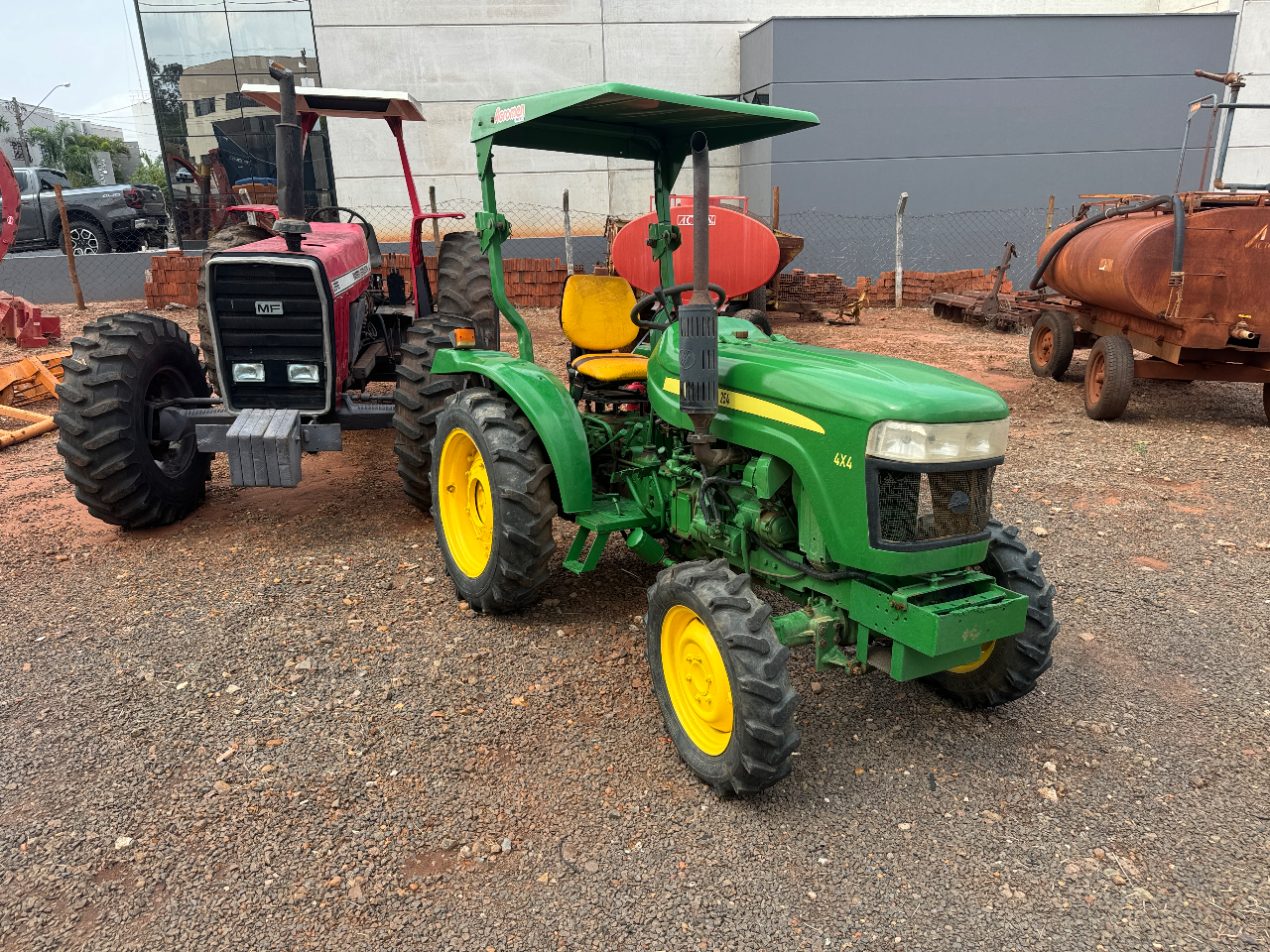 Trator 254 cafieiro ou fruteiro ano 2014 com 4 pneus novos com  Comando duplo único dono valor 67 mil - Foto 1