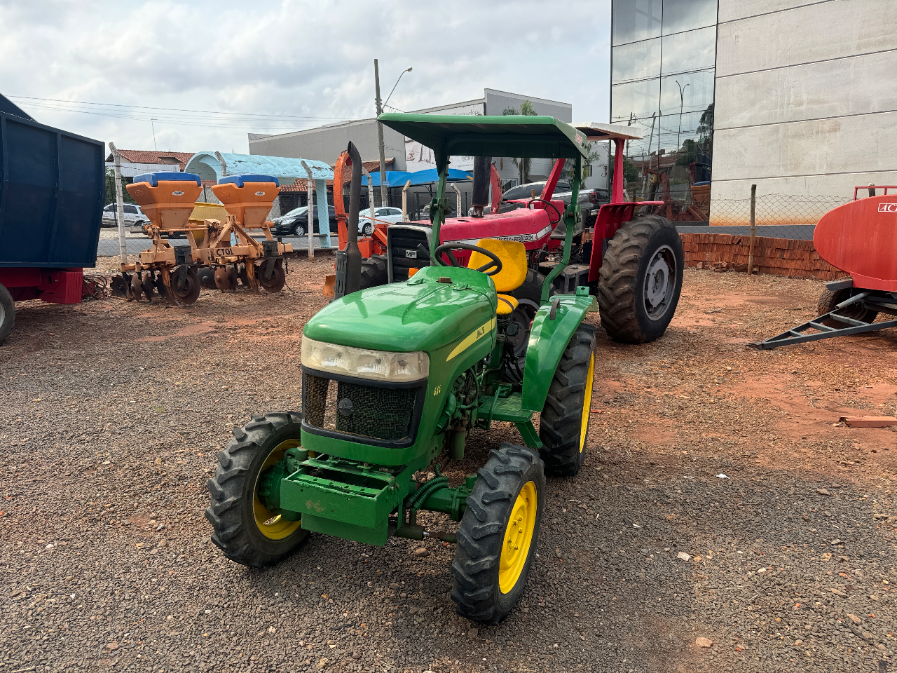 Trator 254 cafieiro ou fruteiro ano 2014 com 4 pneus novos com  Comando duplo único dono valor 67 mil - Foto 2
