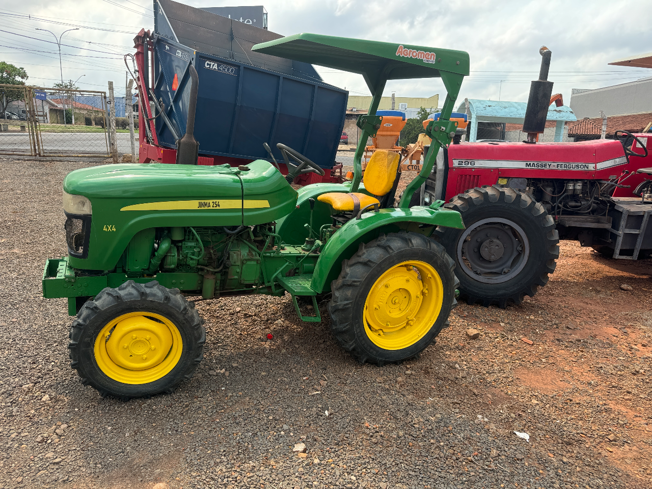 Trator 254 cafieiro ou fruteiro ano 2014 com 4 pneus novos com  Comando duplo único dono valor 67 mil - Foto 3