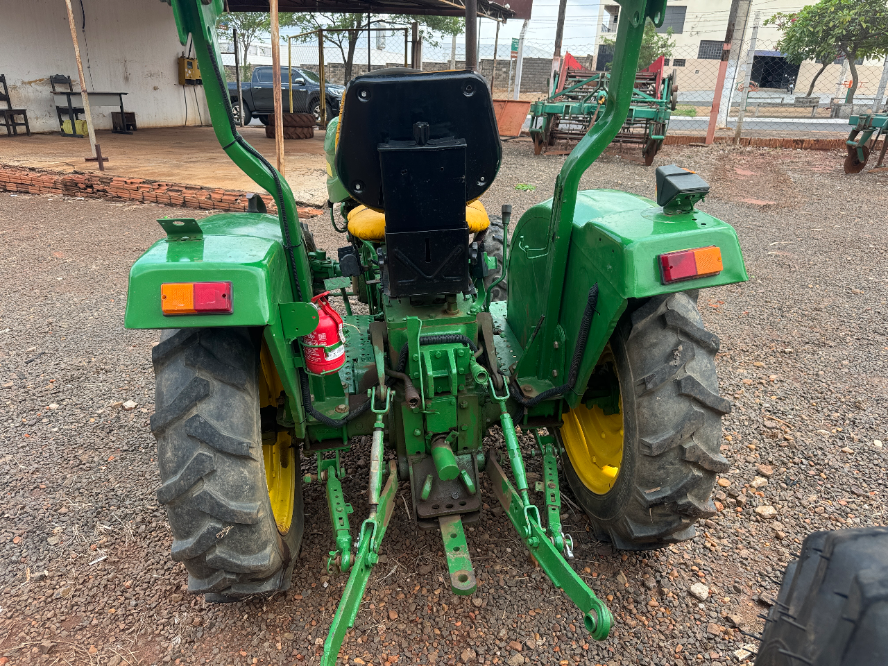 Trator 254 cafieiro ou fruteiro ano 2014 com 4 pneus novos com  Comando duplo único dono valor 67 mil - Foto 4