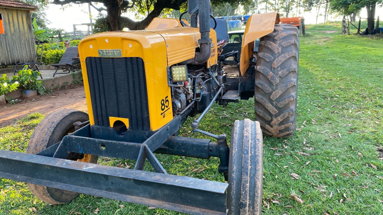 Trator valmet 85id ano 80 Com 4 pneus novos  Revisado único dono  Pronto para trabalhar  Oportunidade de negócios  Valor 55 mil - Foto 2