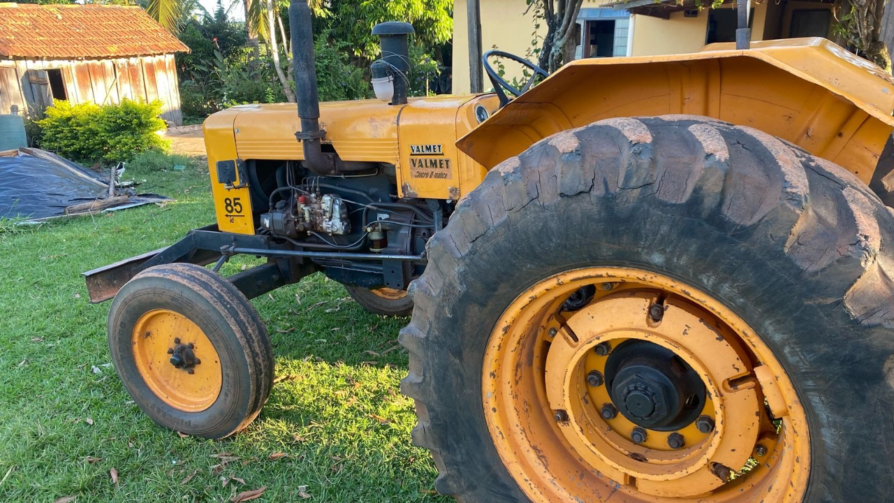 Trator valmet 85id ano 80 Com 4 pneus novos  Revisado único dono  Pronto para trabalhar  Oportunidade de negócios  Valor 55 mil - Foto 3