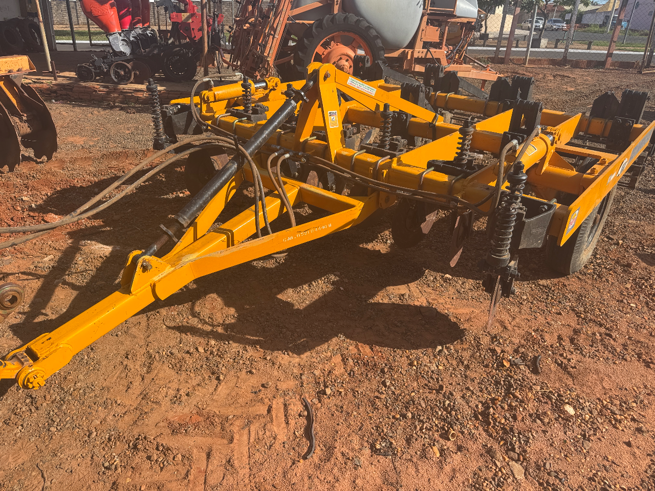 Subisolador tatu ano 2020 Com discos de corte Com comtrole remoto Com desarme automático Com rolo quebra lombo Semi novos valor 65 mil - Foto 1