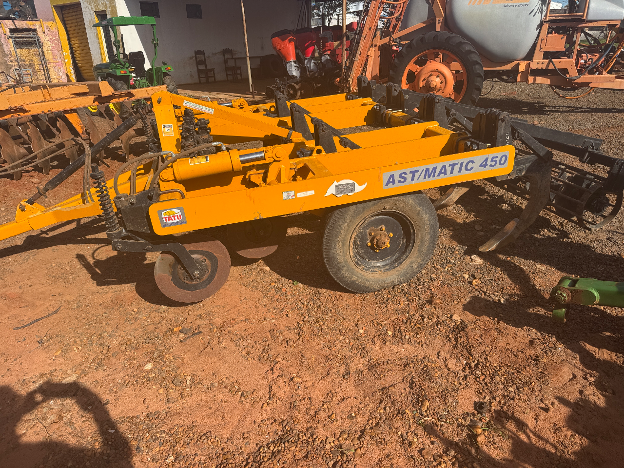 Subisolador tatu ano 2020 Com discos de corte  Com comtrole remoto  Com desarme automático  Com rolo quebra lombo Semi novos valor 65 mil - Foto 2