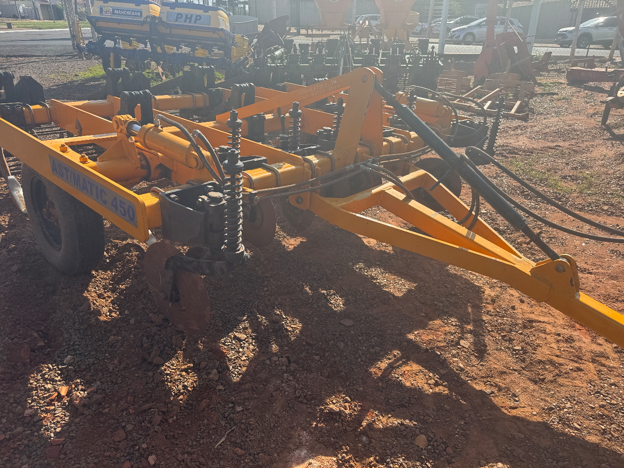 Subisolador tatu ano 2020 Com discos de corte  Com comtrole remoto  Com desarme automático  Com rolo quebra lombo Semi novos valor 65 mil - Foto 3