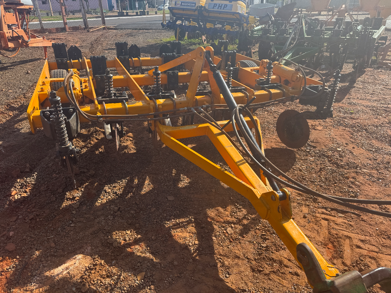 Subisolador tatu ano 2020 Com discos de corte  Com comtrole remoto  Com desarme automático  Com rolo quebra lombo Semi novos valor 65 mil - Foto 4