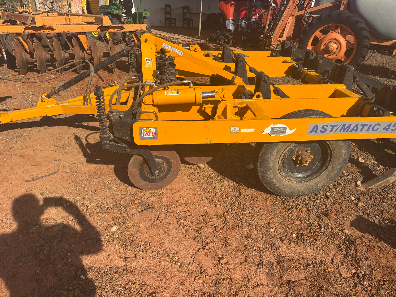 Subisolador tatu ano 2020 Com discos de corte  Com comtrole remoto  Com desarme automático  Com rolo quebra lombo Semi novos valor 65 mil - Foto 5