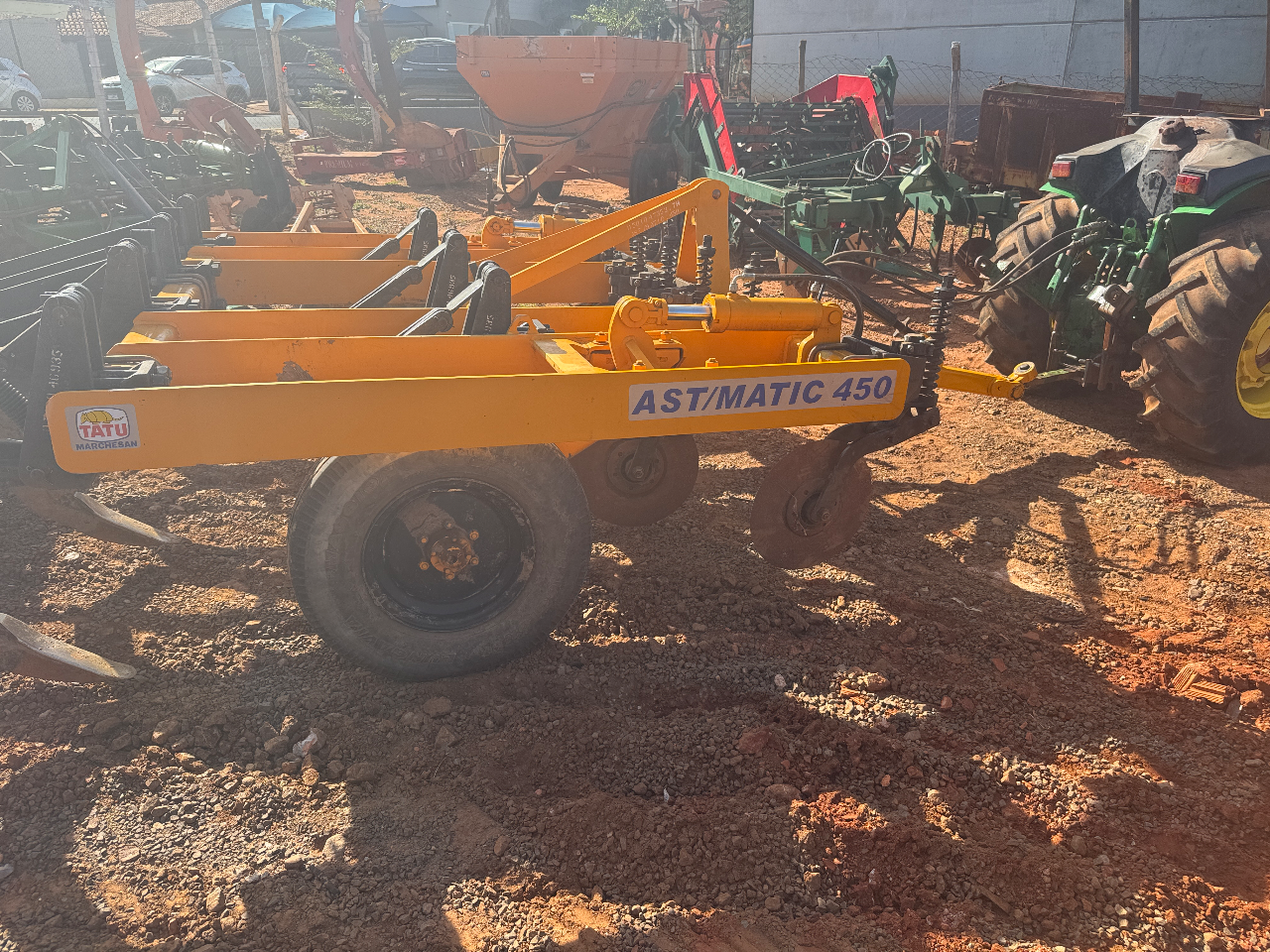 Subisolador tatu ano 2020 Com discos de corte  Com comtrole remoto  Com desarme automático  Com rolo quebra lombo Semi novos valor 65 mil - Foto 7