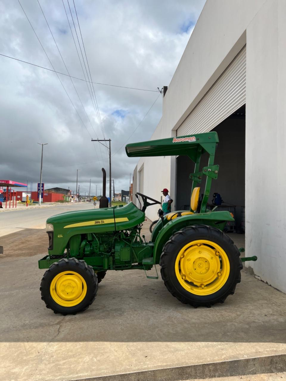 Trator 254 cafieiro ou fruteiro ano 2014 com 4 pneus novos com  Comando duplo único dono valor 67 mil - Foto 18