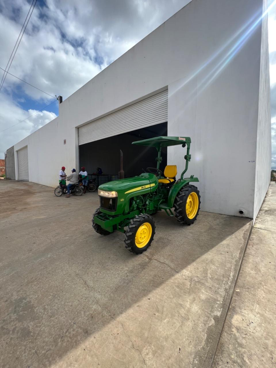 Trator 254 cafieiro ou fruteiro ano 2014 com 4 pneus novos com  Comando duplo único dono valor 67 mil - Foto 19