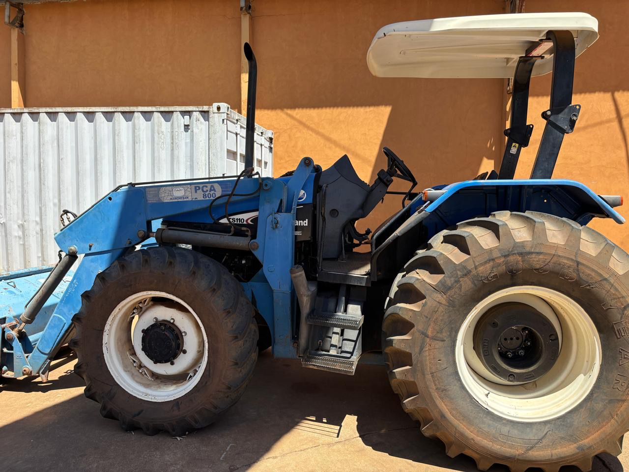Trator New Holland Ts 110 ano 2007 com lâmina e concha bag  Com 4 pneus novos  Revisado único dono  Pronto para trabalhar  Oportunidade de negócios  Valor 155 mil - Foto 1
