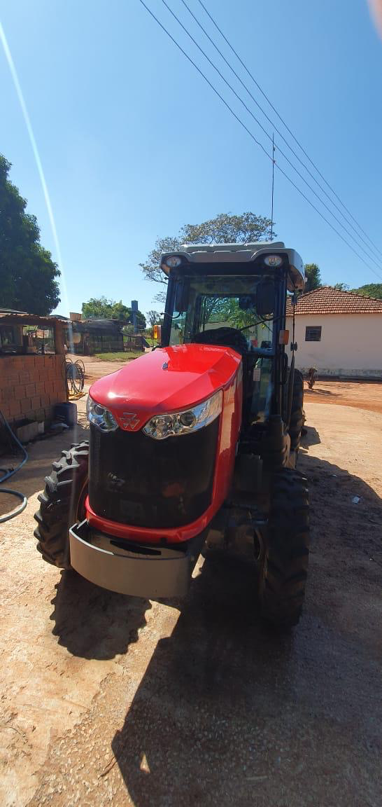 Trator Massey Ferguson 3307  Ano 2022 com gabini original  Com redutor com 4 pneus novos  Único dono valor 210 mil - Foto 1