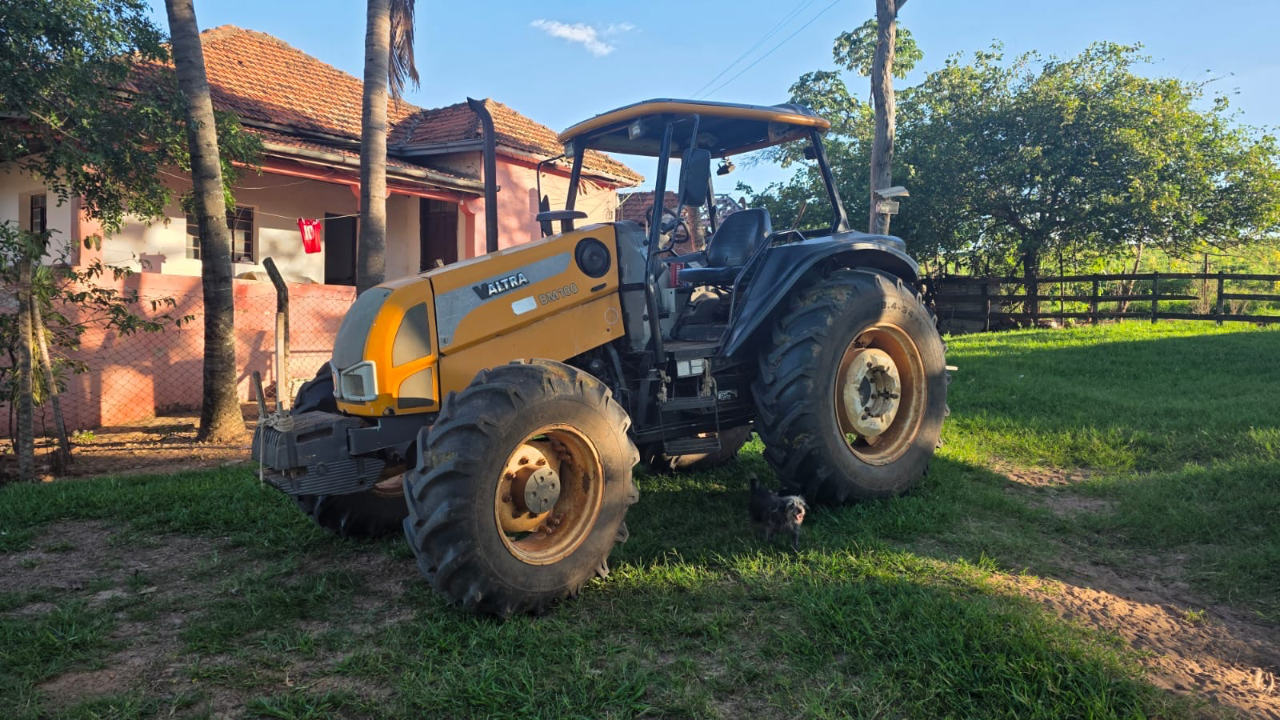 Trator Valtra Bm 100 ano 2013 Com 4 pneus novos  Único dono revisado pronto pra trabalhar oportunidade de negócios valor 165 mil - Foto 1