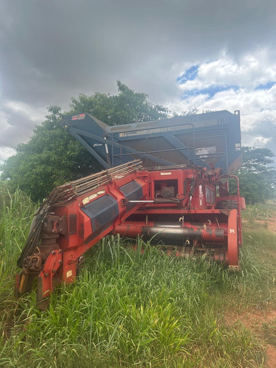 Colheitadeira twin master Amendoim ano 2017 Com 2 pneus novos Único dono revisado Pronto pra trabalhar Oportunidade de negócios Valor 365 mil - Foto 1