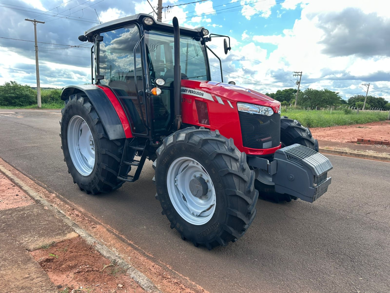 Trator Massey Ferguson 6713 ano 2021 com 4 pneus novos com gabini original Semi novo único dono Pronto para trabalhar Oportunidade de negócios Valor 275 mil - Foto 1