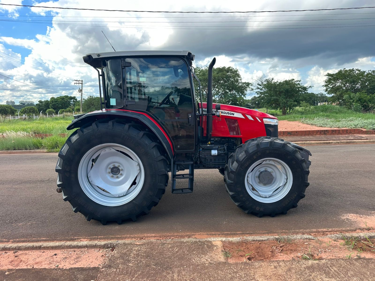 Trator Massey Ferguson  6713 ano 2021 com 4 pneus novos com gabini original  Semi novo único dono  Pronto para trabalhar  Oportunidade de negócios  Valor 275 mil - Foto 3