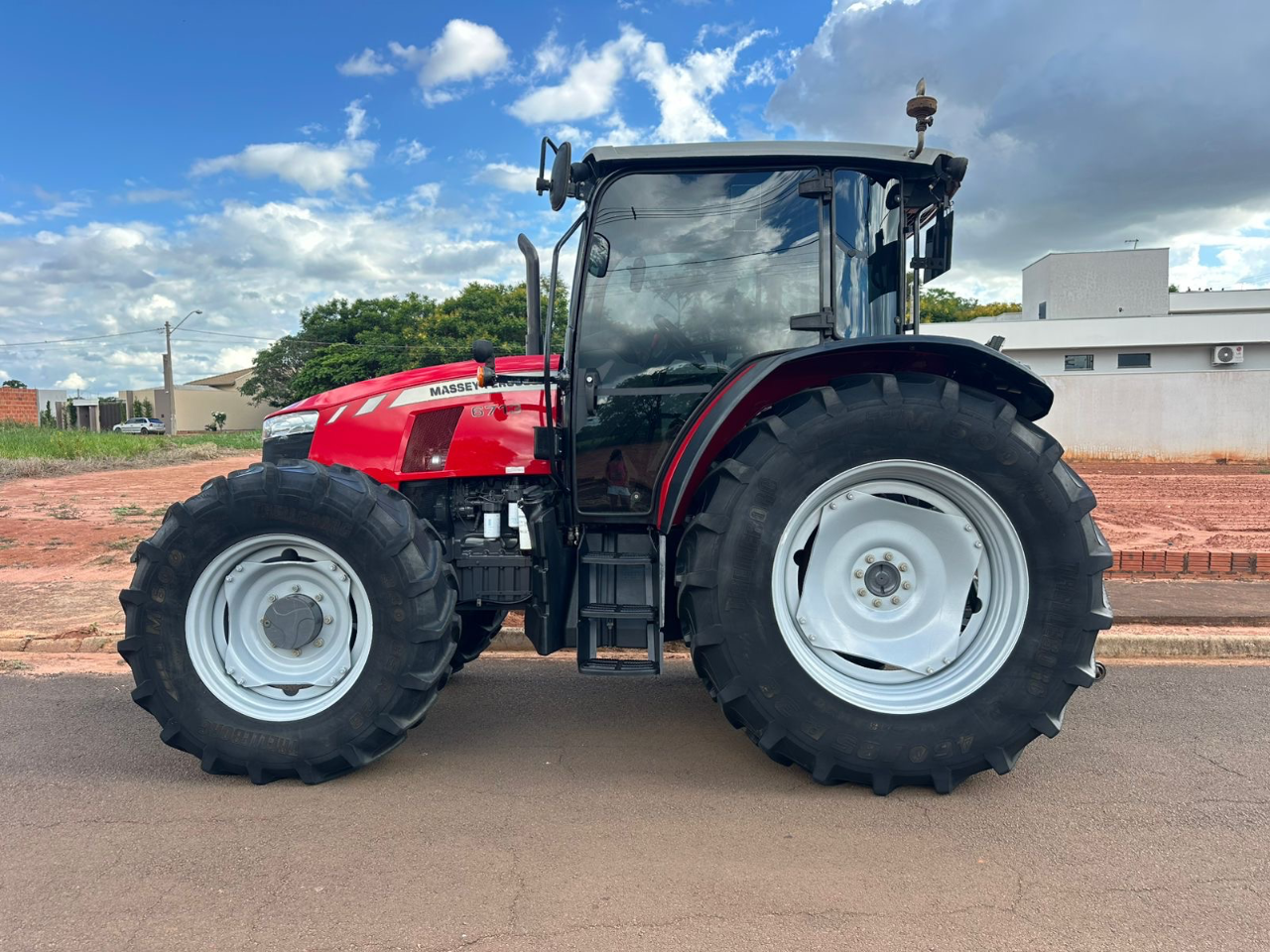 Trator Massey Ferguson  6713 ano 2021 com 4 pneus novos com gabini original  Semi novo único dono  Pronto para trabalhar  Oportunidade de negócios  Valor 275 mil - Foto 4