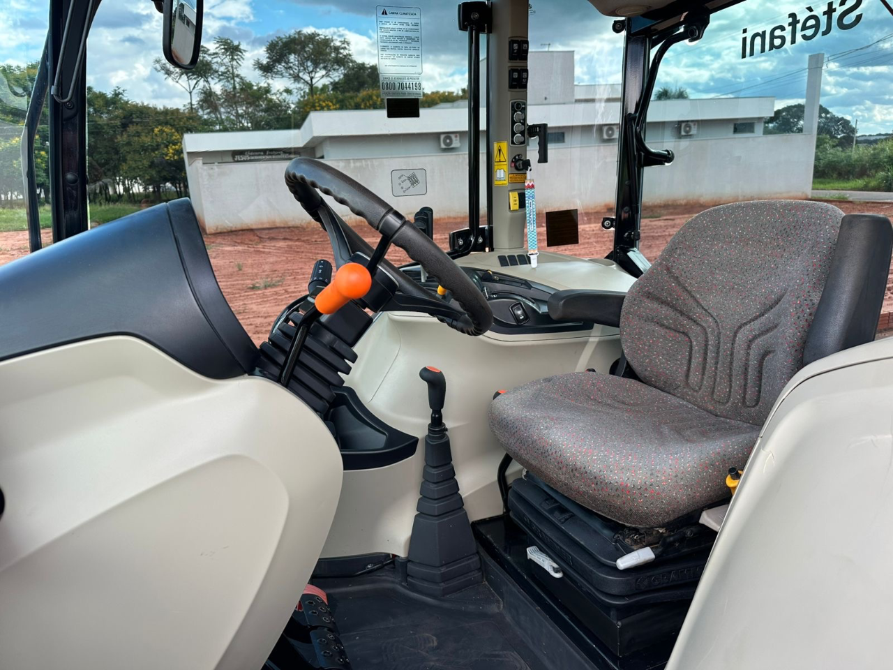 Trator Massey Ferguson  6713 ano 2021 com 4 pneus novos com gabini original  Semi novo único dono  Pronto para trabalhar  Oportunidade de negócios  Valor 275 mil - Foto 5