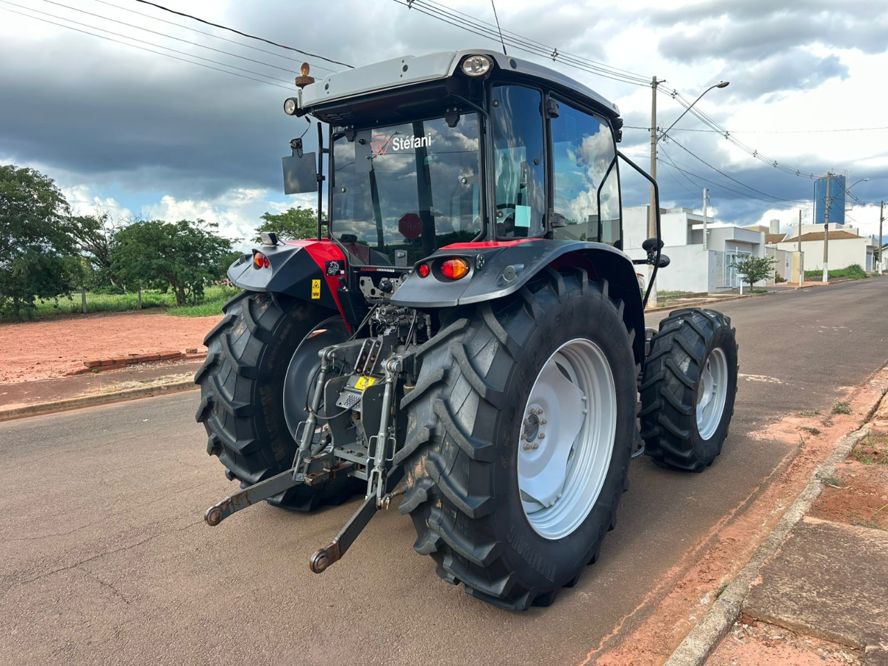 Trator Massey Ferguson  6713 ano 2021 com 4 pneus novos com gabini original  Semi novo único dono  Pronto para trabalhar  Oportunidade de negócios  Valor 275 mil - Foto 9