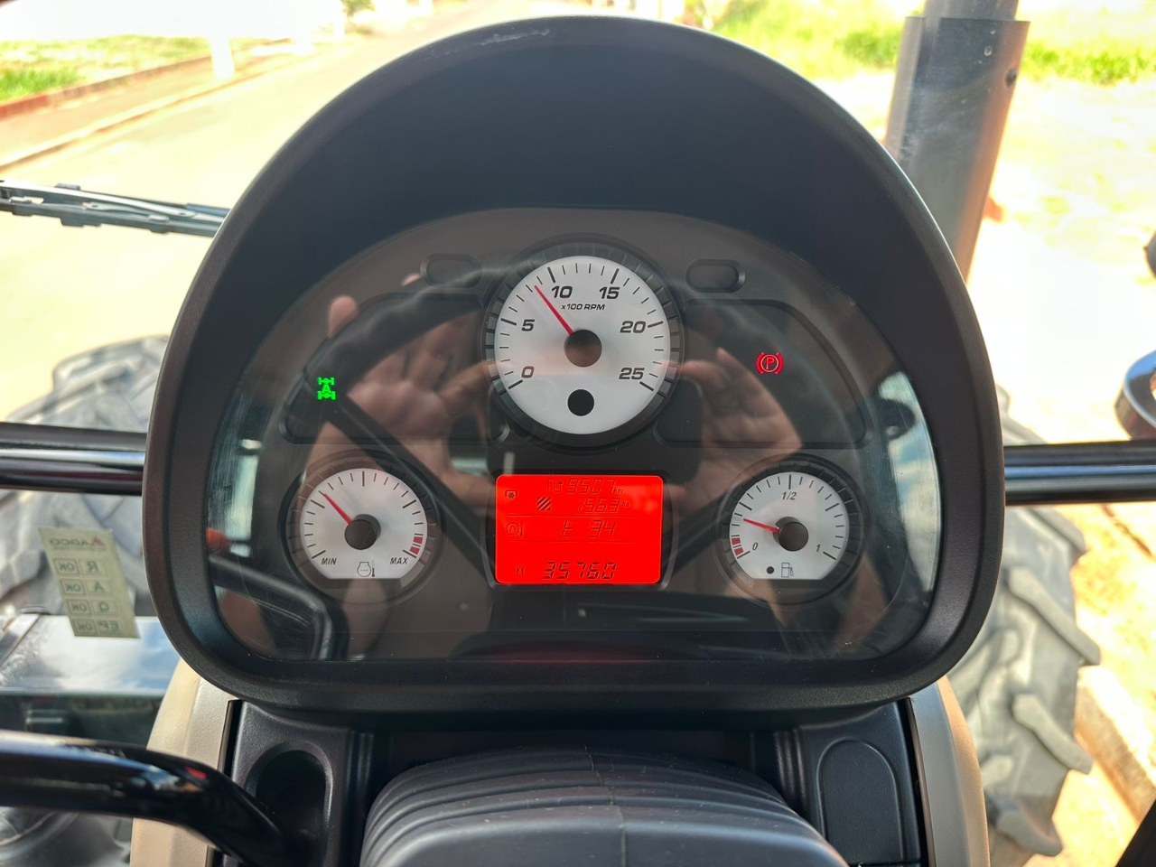 Trator Massey Ferguson  6713 ano 2021 com 4 pneus novos com gabini original  Semi novo único dono  Pronto para trabalhar  Oportunidade de negócios  Valor 275 mil - Foto 10