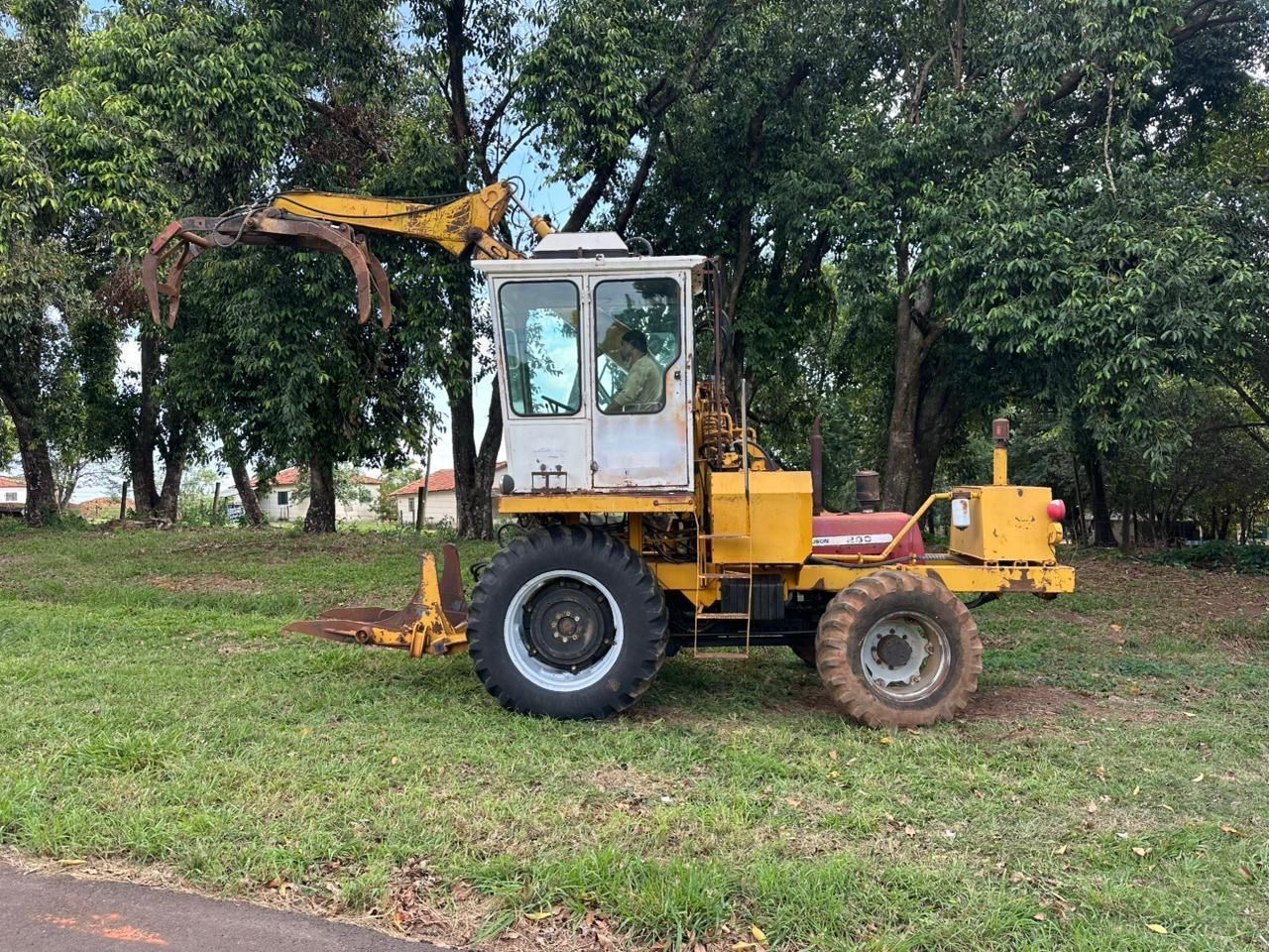 Carregadeira de Cana Massey Fergusson Modelo 290 4X4 Ano 2007 Equipamento 100% operacional R$ 150.000,00 na mão - Foto 1