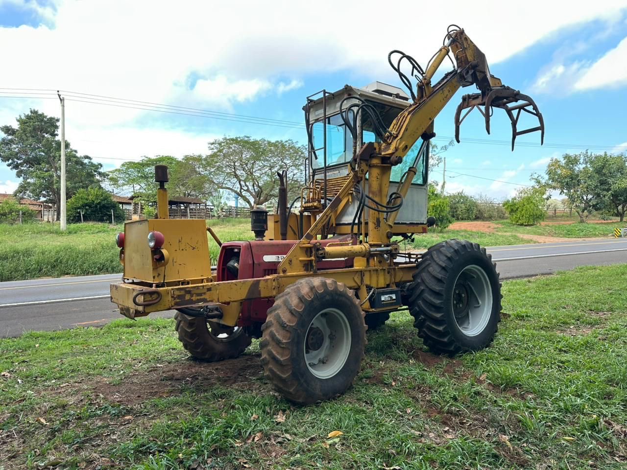 Carregadeira de Cana Massey Fergusson Modelo 290 4X4 Ano 2007 Equipamento 100% operacional  R$ 150.000,00 na mão - Foto 3