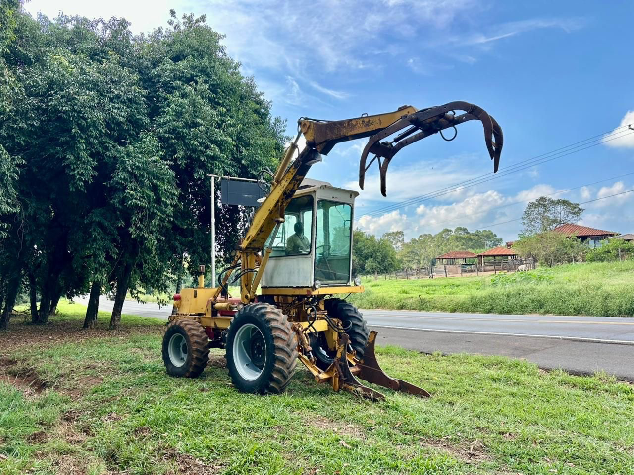 Carregadeira de Cana Massey Fergusson Modelo 290 4X4 Ano 2007 Equipamento 100% operacional  R$ 150.000,00 na mão - Foto 5