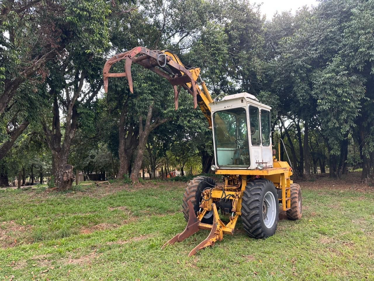 Carregadeira de Cana Massey Fergusson Modelo 290 4X4 Ano 2007 Equipamento 100% operacional  R$ 150.000,00 na mão - Foto 7