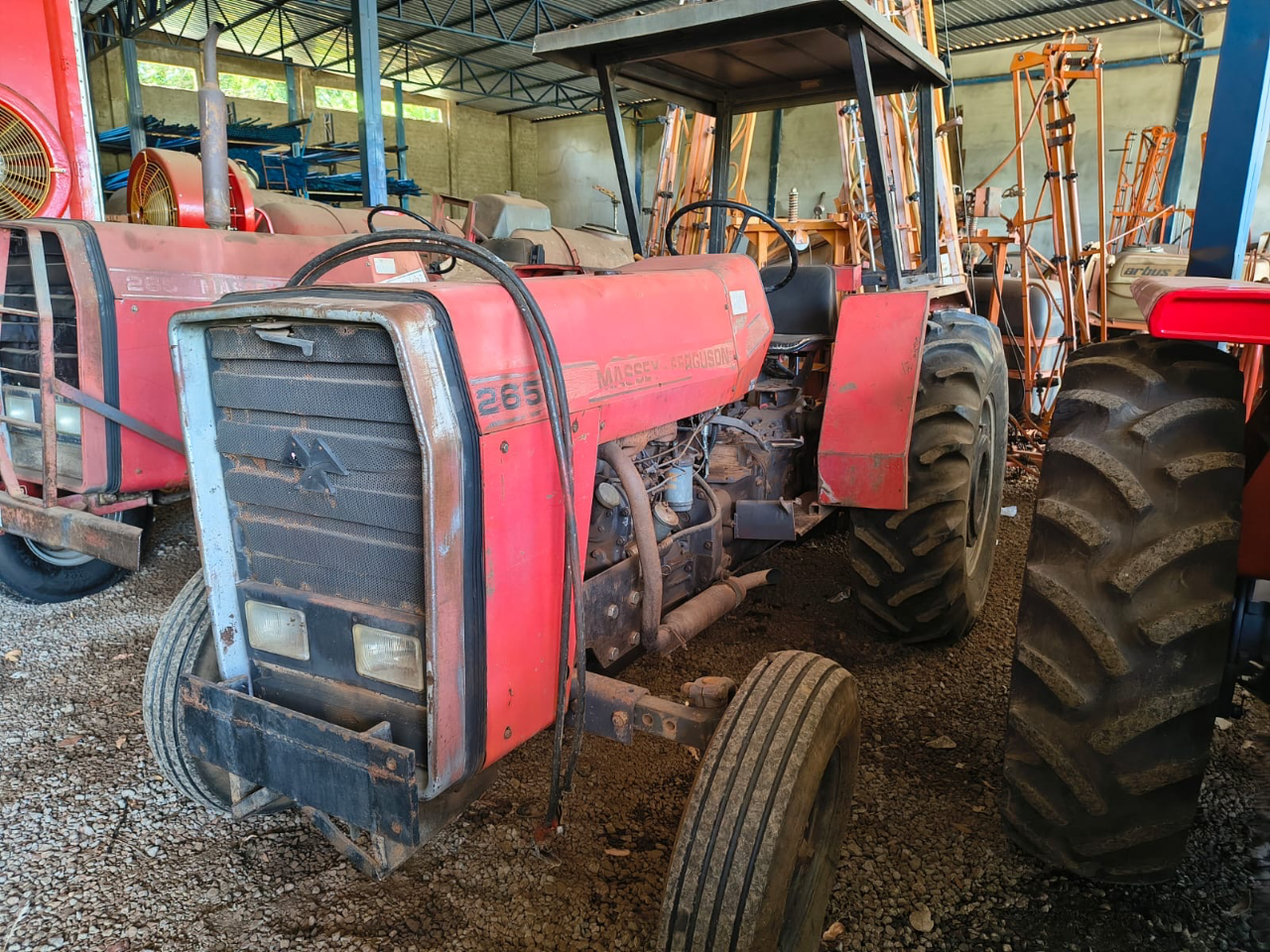 Trator Massey Ferguson Fruteiro 265 ano 82 com 4 pneus bom Revisado único dono Pronto para trabalhar Oportunidade de negócios Valor 55 mil - Foto 1
