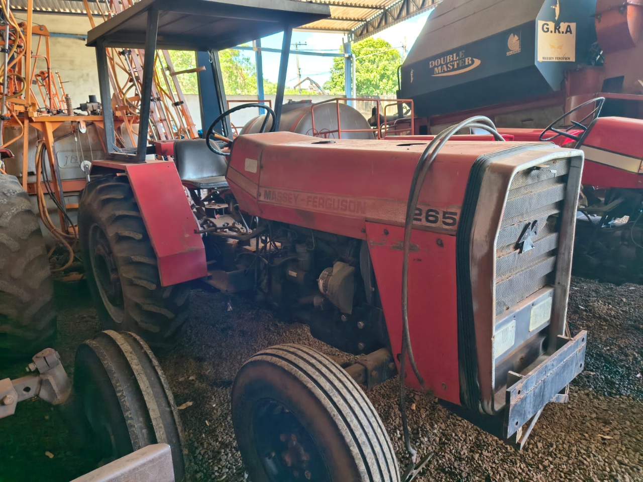 Trator Massey Ferguson  Fruteiro  265 ano 82 com 4 pneus bom  Revisado único dono  Pronto para trabalhar  Oportunidade de negócios  Valor 55 mil - Foto 2