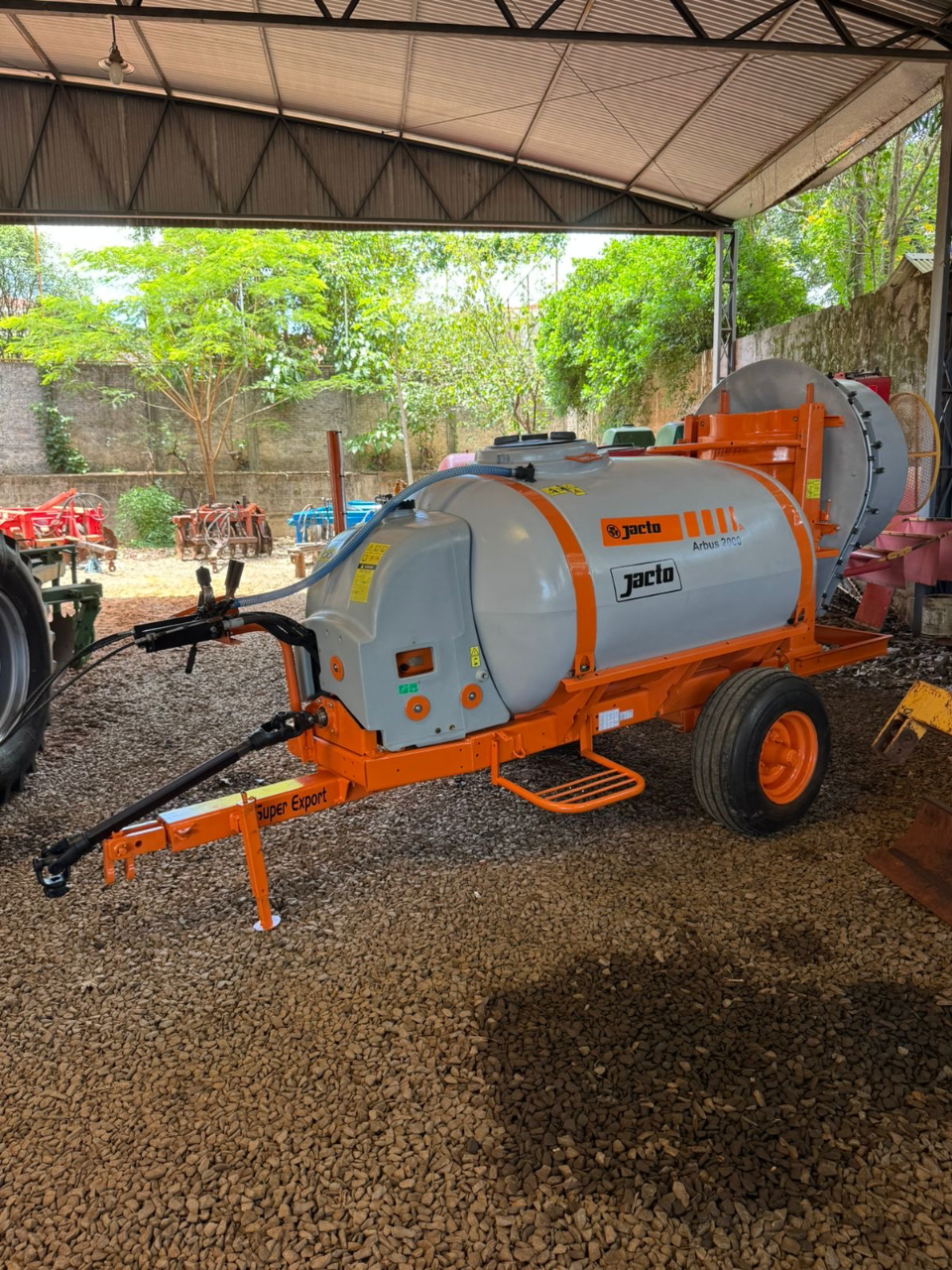 Pulverizador arbus 2000 jacto Ano 2016 com 2 pneus novos  Semi novo revisado pronto pra trabalhar valor 60 mil - Foto 1