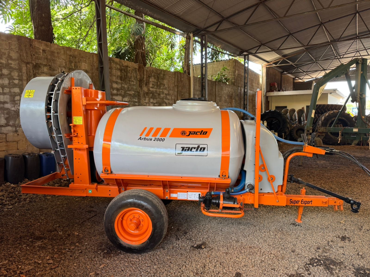 Pulverizador arbus 2000 jacto Ano 2016 com 2 pneus novos  Semi novo revisado pronto pra trabalhar valor 60 mil - Foto 2
